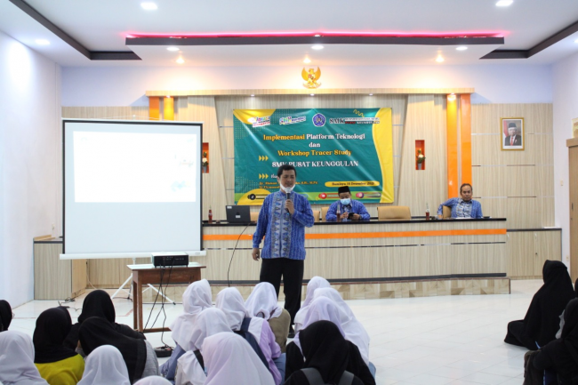 Calon Lulusan SMK Mutu Bumi mencoba Aplikasi Tracer Study